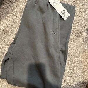 Alo Yoga accolade straight leg sweatpants